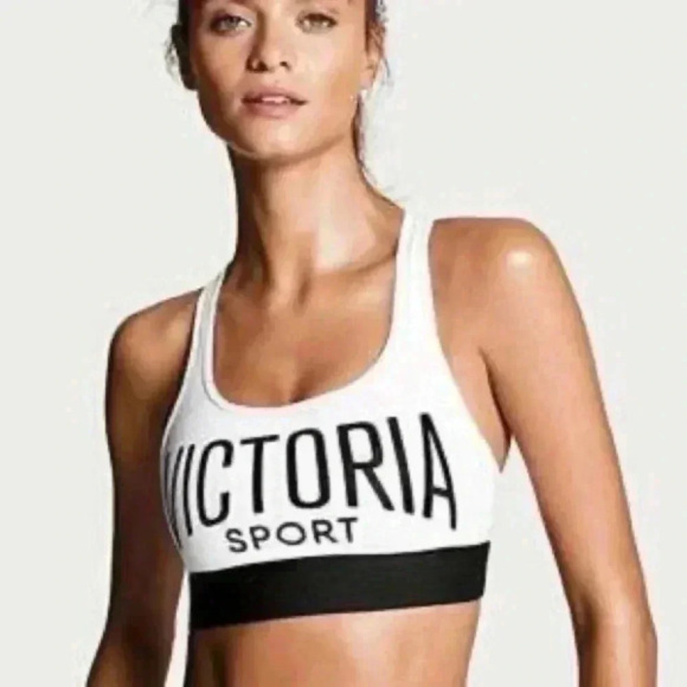 BLACK AND WHITE VICTORIA SPORT PULLOVER SPORTS BRA 🥊